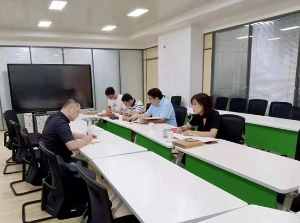 中南制藥機械廠總經理前往江蘇食品藥品職業(yè)技術學院進行溝通