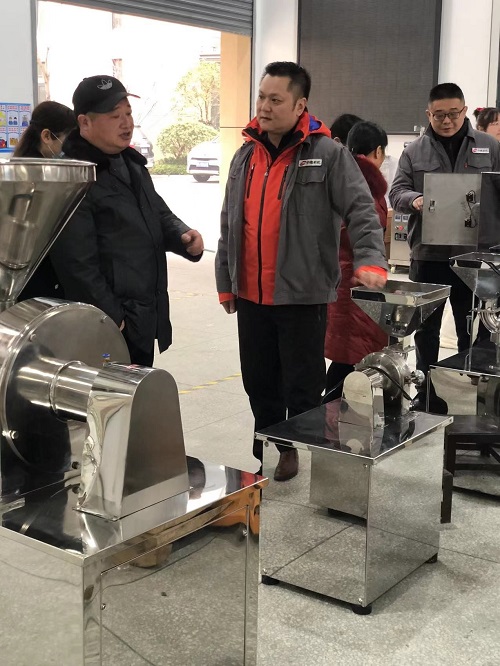 益陽(yáng)市中醫(yī)醫(yī)院一行來(lái)我廠參觀試機(jī)