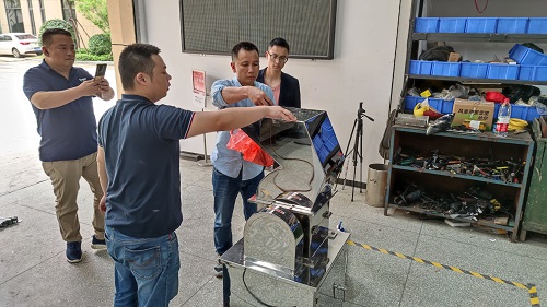 中南藥機(jī)：物料試機(jī)，認(rèn)真服務(wù)每一位客戶